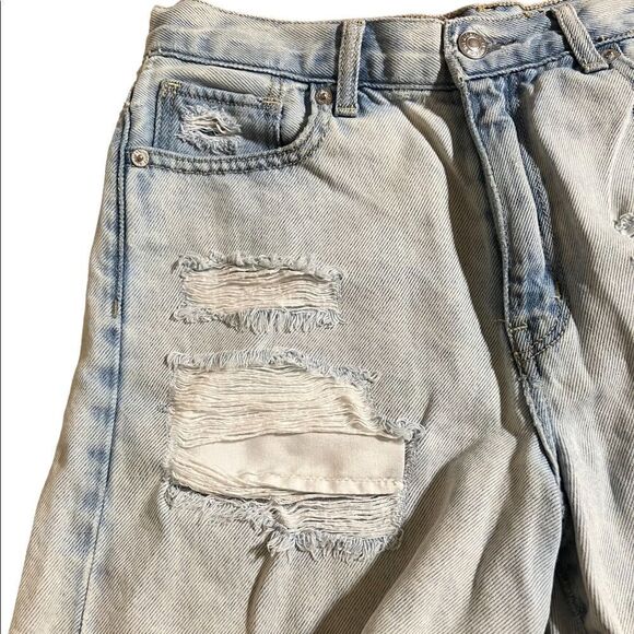 😊 3/$30 
AE Mom Short Sz 4 light denim distressed, high waisted EUC - Picture 11 of 16